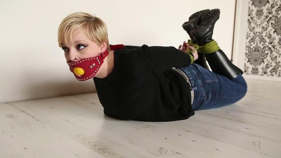 Roxie in Dem Boots Hogtie Roxie穿着牛仔裤和一些非常大的Ranger靴子。她被绑住了，还用红色的板球塞住了嘴。伟大的组合。 <br> <br>Roxie is wearing jeans and some very large Ranger boots. She gets hogtied and also gagged with a red panel ballgag. Great Combo.