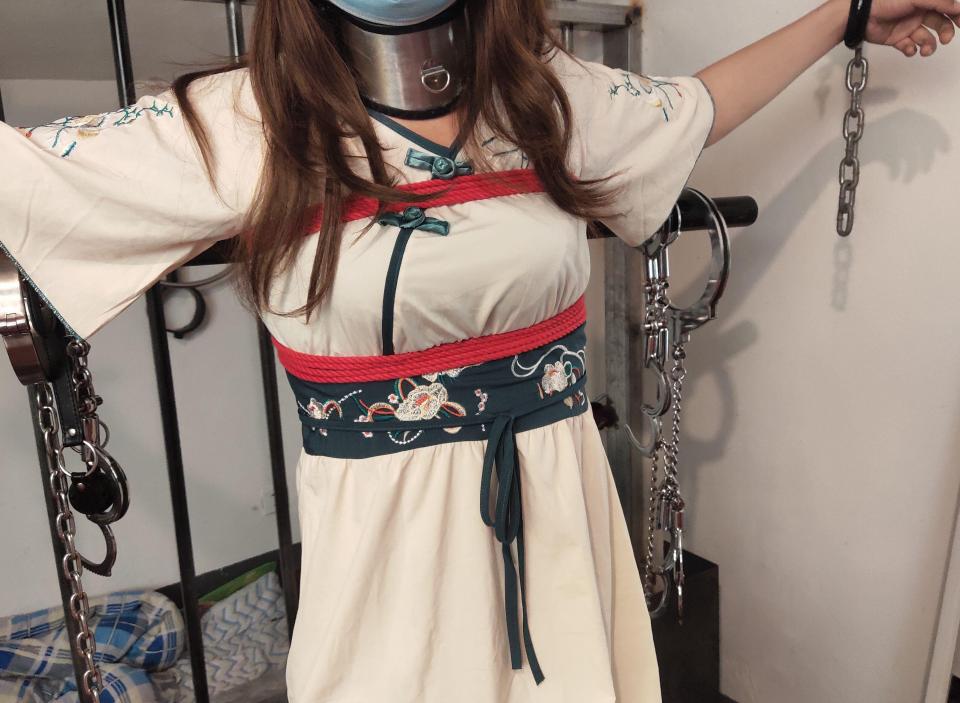 被秘密抓捕的伪娘 高铁站里秘密抓捕伪娘，驷马拘束单手套束腿反弓捆绑，后备箱里拉回束之高阁，穿着漂亮汉服挂十字刑架上拷打，戴脚镣手铐大臂铐哗啦哗啦趟镣悦耳清脆，被穿上不锈钢铁钉拘束鞋子，在跑步机上依然戴着脚镣手铐大臂铐进行跑步训练，屈服后开始同意做家务女仆，换上红色旗袍红色高跟鞋被捆绑……