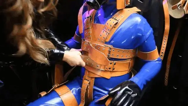The most extreme rubber-bondage session 在此視頻中，您可以找到最極端的橡膠束縛。 金女主人利用她的奴隸來探索她變態的思想。 他不得不忍受沉重的橡膠中最堅硬的束縛數小時。 這個奴隸喜歡用橡皮包紮，但要討好他的情婦並不容易。 她將他帶入亞空間。 完全密封在厚重的橡膠中。 在一個束縛中 3 小時後，他變成了另一個令人興奮的束縛。 他不知道他的情婦什麼時候讓他達到[不可描述]。 他自始至終都飢渴難耐。 30 分鐘的鐵桿橡膠戀物癖<br><span style='color:#b0b0b0;'>[隐藏文字，购买后可见]</span>