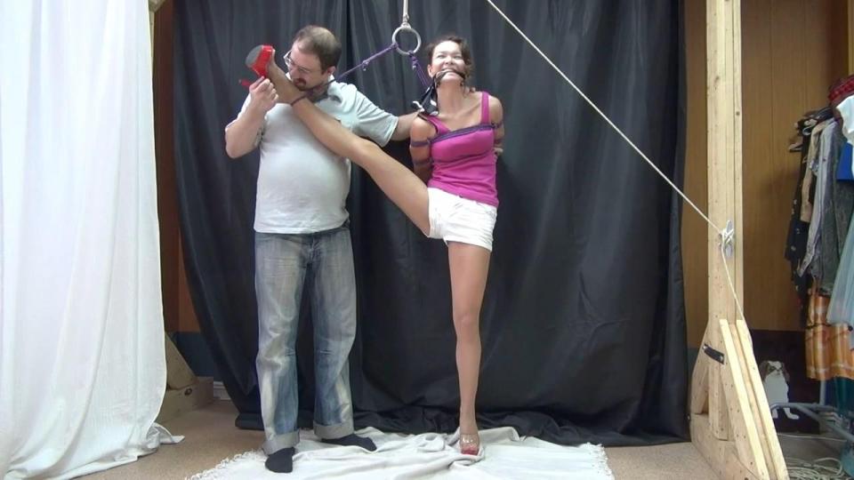 One Leg High Tickle, Tease and Whip 简介：<br>单腿高位搔痒，挑逗和鞭打<br><br>高跟鞋和白色短裤  <br><br><br>主演。莎拉 <br><br>Description:<br>One Leg High Tickle, Tease and Whip<br><br>Stilettos and white short shorts from SweetTies.com<br><br><br>Starring: Sarah <br><br><span style='color:#b0b0b0;'>[隐藏文字，购买后可见]</span>