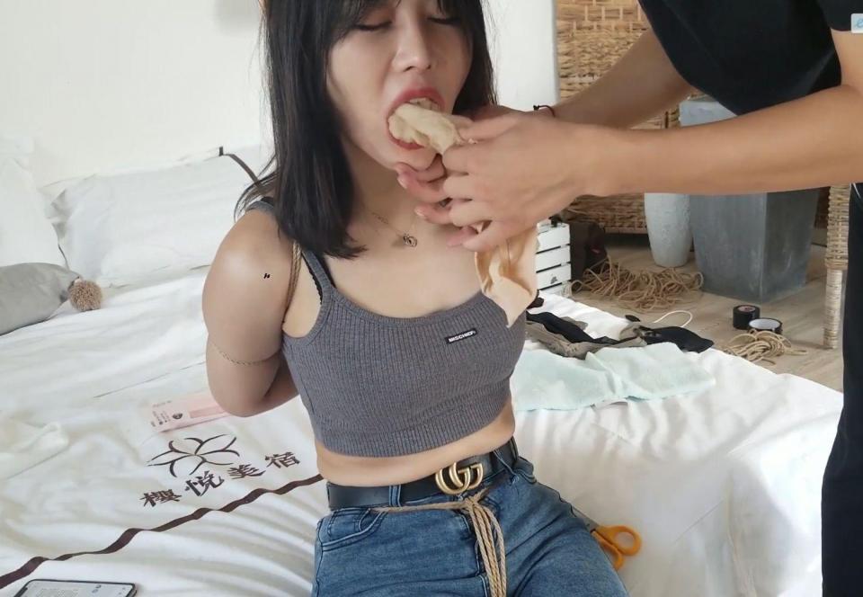 梦怡牛仔裤严厉堵嘴（上） 奥特曼订拍，朋友授权本人代朋友发布，主演空姐梦怡。 微剧情 很早之前在奥特曼定拍的一部 本人是个堵嘴爱好者 特别是严密堵嘴 梦怡小姐姐身材很好 长相也甜美 接受能力也较强 <br>这是上部 用了丝袜堵嘴 原味白袜 口球封堵 毛巾 原味封堵<span style='color:#b0b0b0;'>[隐藏文字，购买后可见]</span><br>