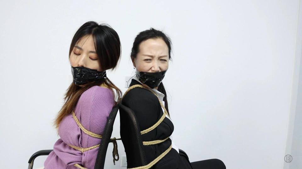 【得意客定拍】剧情片《卖袜子惹的祸下》【客户引狼入室绑劫老板娘，自己也成为受害人。两女被塞口封嘴仍坚持对话，合力松绑解困。】 【得意客定拍】剧情片《卖袜子惹的祸下》【客户引狼入室绑劫老板娘，自己也成为受害人。两女被塞口封嘴仍坚持对话，合力松绑解困。】<br>歹徒找到了现金和两枚戒指，从房间走出来，再从老板娘、客户手提包取得银行卡和手机。歹徒问她们各自的手机和银行卡密码后，考虑到不能那么快让二人挣脱，把缠着二人腰间的绳子解开，先把老板娘安置在椅子上，左右腿分别绑在椅子两边，这次歹徒察觉老板娘嘴巴被封仍要说话，所以从客户的提领的货包取了一双新袜子，卷成球状堵进老板娘的嘴巴，用胶带紧紧缠绕她的嘴和后脑；然后把客户拉到另一张椅子，背靠背，与老板娘不一样，客户的双腿是交叉捆绑。这时客户慌了问：这够了，目标已达成，已经把老板娘绑得死死的，我们该一起逃吧，我绑成这样怎么一起逃呢？歹徒：我不管。客户：你答应过我只是来这里探路，再引你过来，我顶多只是演陪绑，成事再给我3000块。原来客户是歹徒的同伙，老板娘猛然醒觉，回头向靠背的客户瞪眼怒视。客户满脸歉疚，向客户说：姐对不起，我被人利用了，说时迟那儿快，另一双从客户的货包取出来的袜子，用与老板娘同样的方法堵到客户的口中，胶带缠绕头部封嘴。歹徒又用货包剩下的2双袜子，套上2人的双手防止她们把绳结解开。<br>歹徒命令二人低头，从一数到十，不让看到歹徒离开现场。数到十之后，老板娘马上挣扎，恨不得赶快挤开背对背绑着的客户，老板娘虽然嘴唇舌头都动不了，有口难言，但仍然发出声音，客户也大概猜到老板娘在咒骂自己，不敢直视。但绑成这样大家总要挣脱，老板娘挣扎了一轮冷静下来，用眼神和嘴巴发出的呜呜声，要客户合作一起慢慢骑着椅子走到柜子，大家把套在手上的袜子挣脱后取得一把剪刀，把绳子剪开挣脱，老板娘念在客户被利用放她走没有报警，故事到此结束。