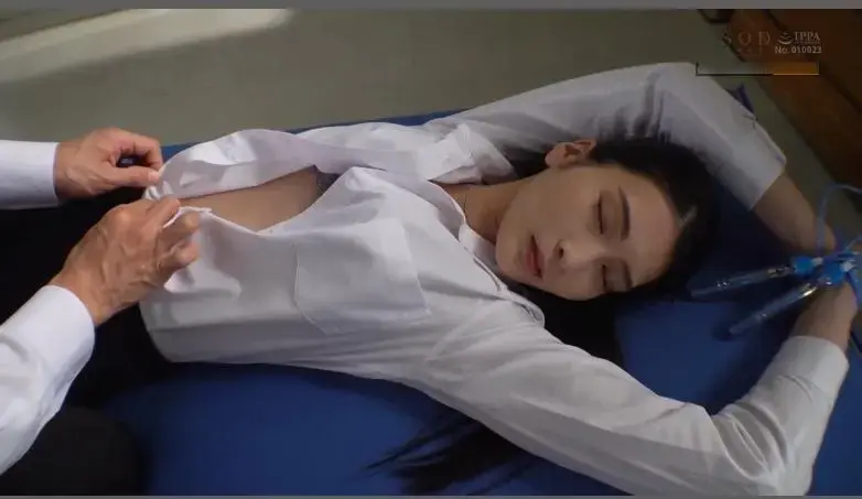  新任の鈴先生に一瞬で心を奪われた僕は、＃女教師奴隷化計画をこうして実行に移しました。本庄鈴 新任教师庇护遭受欺负的学生·桃井。桃井对温柔的铃老师抱有爱慕之情。但是桃井却受到了铃丈夫的体罚。不久恋慕心就变成了复仇心,在仓库拘束凌辱侵犯，上课中被放入遥控玩具控制着玩弄。被调教舔脚凌辱。<br>番号：<span style='color:#b0b0b0;'>[隐藏文字，购买后可见]</span><br>购买地址：<span style='color:#b0b0b0;'>[隐藏文字，购买后可见]</span>