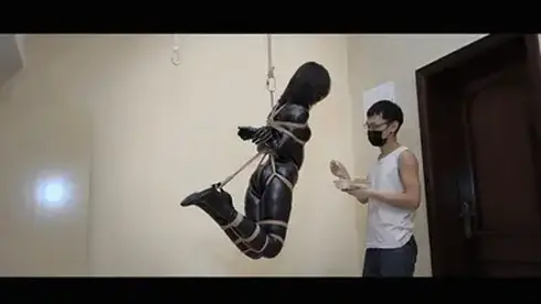 【半岛束艺台】【海语】YT1348 正确的用餐方式 内容就是个吃饭，但做出来以后台长发现通篇的视觉效果出奇的好，非常有质感的画面，用眼睛来带动你身体里的每一个细菌吧。<br>解压密码：peninsula2018,修改后缀名mp4，勿在线观看<br><br>半岛束艺台不做精品只做生活，用镜头记录真实绳艺，纯净捆绑，健康游戏！为每一个热爱捆绑的朋友展示最纯粹的绳艺，为每一个顾客用心打造属于您的专属作品。<br>本台主页：https://linzijun.app/@BDTV<br>联系方式：QQ2245148409/微信peninsulastudio/推特Twitter@PeninsulaBound<br>业务咨询秒回，闲聊看心情，色情勿扰。<br><br>