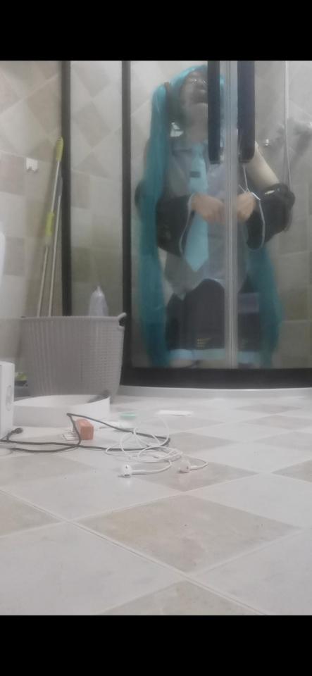 [初音cos][伪娘]回来更新啦！初音大大的双马尾太诱人啦，这次浴室的自缚出了点小状况，不过好在顺利地解决了。请多多支持吧！ （接定拍！价格可议！Q3438523476）深夜初音小姐把自己困在浴室的时候，用静电胶带和尼龙扎带捆绑自己。带着口枷还带着训练器。发现怎么也解不开，太慌张了，以为自己有准备刻刀的，结果没有，人一下子就慌了，又是在深夜，不敢弄出太多的声音。只好尝试各种方式摆脱，绝对真实！带着淫纹的初音小姐仿佛受到了控制一般，接受刺激接连gc，最终还是用最惨的办法解开了扎带的束缚。弄得自己十分狼狈。喜欢的朋友请多多支持吧！