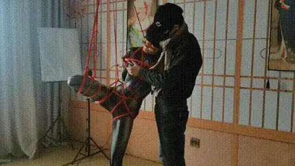 蜘蛛妹被吊起来抽鞭子，打耳光放置 蜘蛛妹被吊起来抽鞭子，打耳光放置，首先是单腿悬吊捆绑鞭打堵嘴折磨，后面欧式直臂紧缚打耳光，跪在地上放置。视频解压密码：chuxin  -           -                 -<br>一绳所爱绳艺体验店面向全国爱好者开放，本店提供绳艺捆绑模特服务、体验女绳师捆绑服务、体验长时间囚禁服务、场地出租、专业麻绳销售，原创视频套图销售、作品定制，模特原味丝袜出售等，另外本店招募同好合作伙伴。微信：351552501初心<br><br>