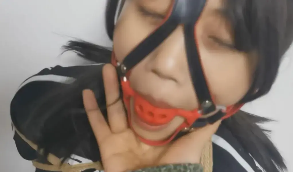 绳师奥特曼：微剧情《被小偷盯上的瑜玉》 剧情简介：<br>       周末半晚，潜入的小偷发现了正在沙发上呼呼大睡的瑜玉..，随即拿出绳子...<br>       醒来后的瑜玉发现自己浑身上下被绳子绑个结实，嘴里还带着口球..<br>       挣扎了好一会，奈何绳子绑的太结实，嘴里的马具口球紧紧的固定在头上...<br>       瑜玉艰难的从沙发上爬了起来，由于双腿被捆的太紧，只能小步的跳到墙边，正想要通过摩擦，挣断绳子时，小偷出来了....<br>       小偷捏着瑜玉的脸蛋，看着不老实的瑜玉..强行用驷马捆好，开始了TK折磨....<br>定拍，约拍，购买约绑攻略请加QQ：255465292；VX：Jfsy2019<br>（工作室23号前后会结束今年的业务承接，预计2月7号前后恢复。新年活动正在筹备中~~~）<br>个人原因，拍摄时间逐步减少，工作室还有20多口子要吃饭。有兴趣接手工作室的，带着你的诚意。加我细谈~~