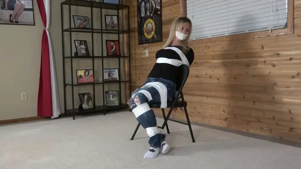 Blair Surprised &amp; Taped Blair Blouson really needs to move to a better neighborhood. Once again Blair has come home to find her house occupied by burglars! And once again Blair now finds herself tightly taped to a chair and gagged. Blair is wearing tight jeans, tight t shirt and socks and the white tape shows off her sexy body. Blair does her best to struggle but cant stop the thugs from clearing out her house. Blair continues to struggle knowing that no help is coming so her only hope is escape! <br><br><span style='color:#b0b0b0;'>[隐藏文字，购买后可见]</span>