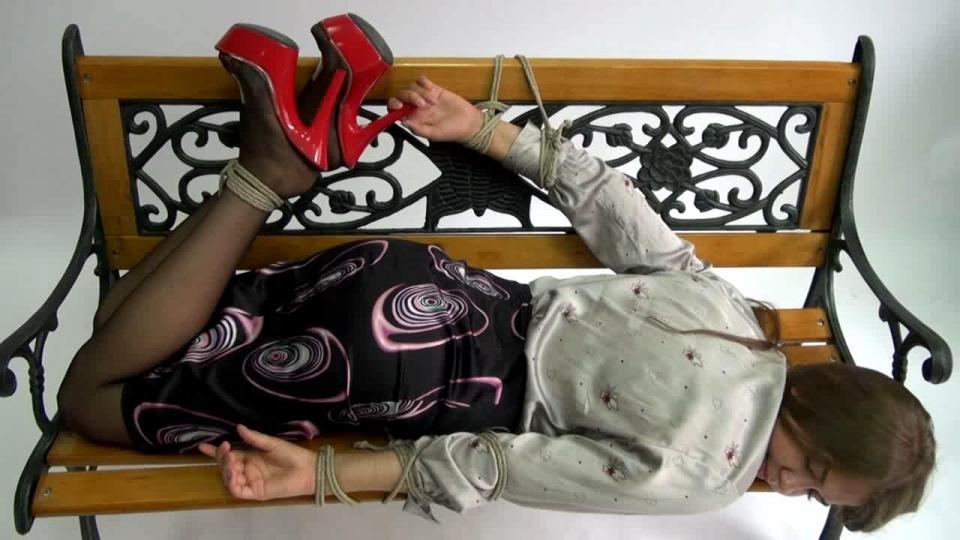 Rose Hogtied On The Bench 简介：<br>被绑在长椅上的玫瑰<br>等待着她的先生回来接她<br>主演：玫瑰<br><br><br><br>Description:<br><br>Rose Hogtied On The Bench<br>Waiting for her mister to come back and get her<br><br><br>Starring: rose<br><br><span style='color:#b0b0b0;'>[隐藏文字，购买后可见]</span>