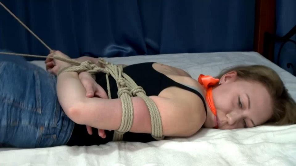 Mary Hogtied In Her Jean Shorts 简介：<br>玛丽在她的牛仔短裤里被绑住了<br>紧身牛仔短裤和更紧的绳索<br><br><br><br>Description:<br>Mary Hogtied In Her Jean Shorts<br> <br><br>Tight jean shorts and even tighter ropes<br><br><span style='color:#b0b0b0;'>[隐藏文字，购买后可见]</span>