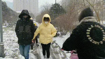 下雪天在家呆着无聊，把小m绑起来戴上口球，出去兜兜风看看雪 下雪天在家呆着无聊，把小m绑起来戴上口球，出去兜兜风看看雪，我感觉到被绑的女孩看见路上的行人挺紧张害羞的。视频解压密码：chuxin .           -              -<br>一绳所爱绳艺体验店面向全国爱好者开放，本店提供绳艺捆绑模特服务、体验女绳师捆绑服务、体验长时间囚禁服务、场地出租、专业麻绳销售，原创视频套图销售、作品定制，模特原味丝袜出售等，另外本店招募同好合作伙伴。微信：351552501初心<br>