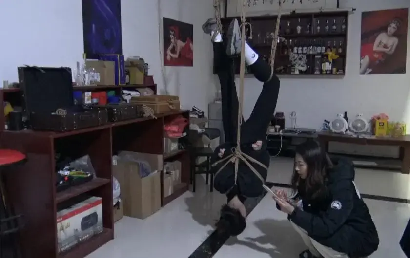 拍完片拉来模特练练耐力 拍完片没事干了，那就拉来模特练练她们的承受耐力，看看模特怎么练习的，请欣赏视频QQ342642509     解压码sjys