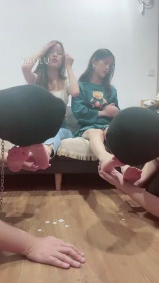 【诗诗S】姐妺Tj双贱狗，喂食坐脸场，高跟羞辱 【诗诗S】姐妺Tj双贱狗，喂食坐脸场，高跟羞辱<br>原创者：套路直播<br>购买地址<span style='color:#b0b0b0;'>[隐藏文字，购买后可见]</span>