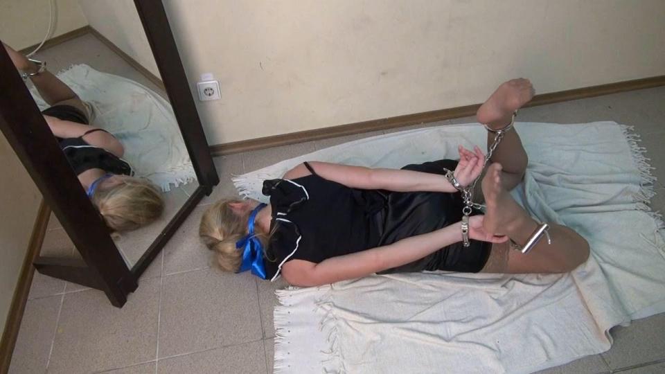 Handcuff Hogtie Struggle 简介：<br>手铐束缚挣扎<br><br>劈腿堵嘴, 手铐, 脚铐, 赤脚, 绑腿, 小黑裙<br><br><br>主演。阿尔比-罗斯 <br><br><br><br>Description:<br>Handcuff Hogtie Struggle<br><br>Cleave Gagged, Handcuffs, Ankle Cuffs, Bare Feet, Hogtied, Little Black Dress<br><br><br>Starring: Albi Rose <br><br><span style='color:#b0b0b0;'>[隐藏文字，购买后可见]</span>