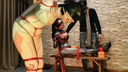 两女侠被酷刑折磨 两女侠受难，绑老虎凳上，欧式直臂吊起来，鞭打等，最后虐完关灯走人，留下两个女侠绑在刑房里受折磨。视频解压密码：chuxin .              -             -<br>一绳所爱绳艺体验店面向全国爱好者开放，本店提供绳艺捆绑模特服务、体验女绳师捆绑服务、体验长时间囚禁服务、场地出租、专业麻绳销售，原创视频套图销售、作品定制，模特原味丝袜出售等，另外本店招募同好合作伙伴。微信：351552501初心