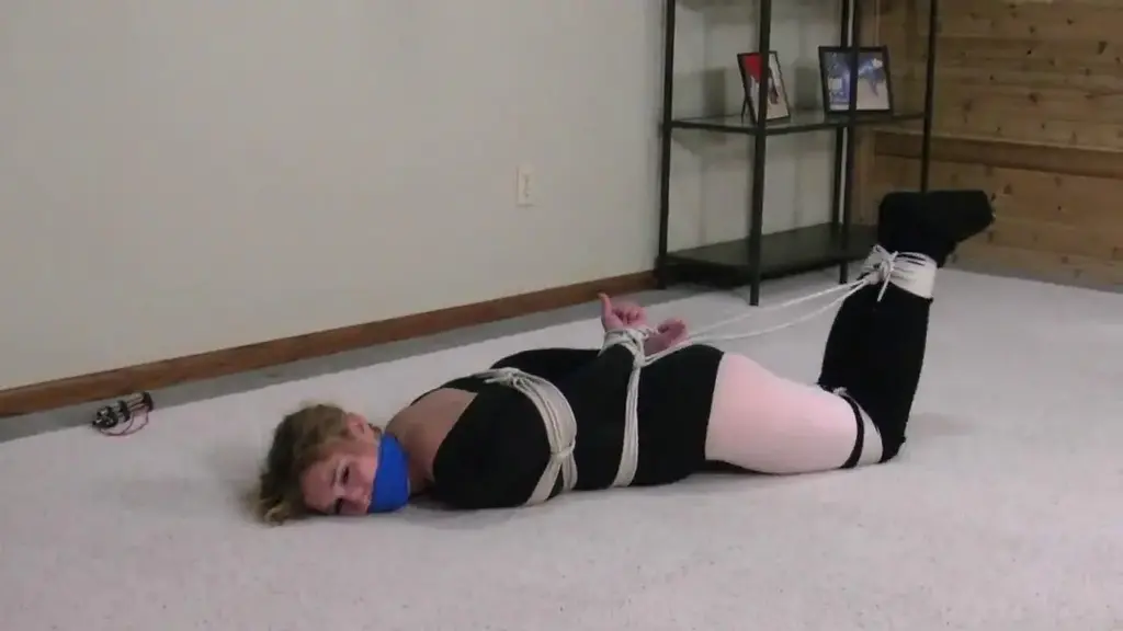 Blair Dancer in Peril Blair comes home from dance practice tired and sore. To bad for her she has a seceret admirer who has followed her back to her place. It doesn't take long to overpower and hogtie the sexy dancer. I nice wide wrap around gag is added to keep her quiet. Blair is a expert dancer but I enjoy this style of dance the best!<br><br><span style='color:#b0b0b0;'>[隐藏文字，购买后可见]</span>