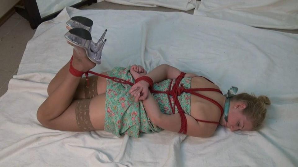 Hogtied Hottie Struggle 简介：<br><br>红绳女郎的挣扎<br><br>红绳挣扎与性感蕾丝内裤!<br><br><br>主演。阿尔比-罗斯 <br><br><br>Description:<br>Hogtied Hottie Struggle<br><br>Red Rope Hogtie Struggle with Sexy Lacy Panties!<br><br><br>Starring: Albi Rose <br><br><span style='color:#b0b0b0;'>[隐藏文字，购买后可见]</span>