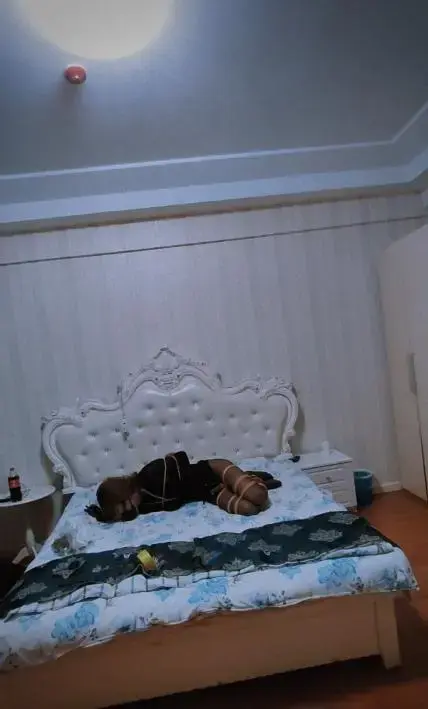 【丝妹vv】黑丝透视衣自缚 今天闲来无事，来个自缚，我穿着黑丝袜和透视网衣开始了我的自缚，绑好等着主人回来把，没剪刀自己可解不开。大家需要定拍视频qq3221079735，丝妹qq1251781327（有门槛)