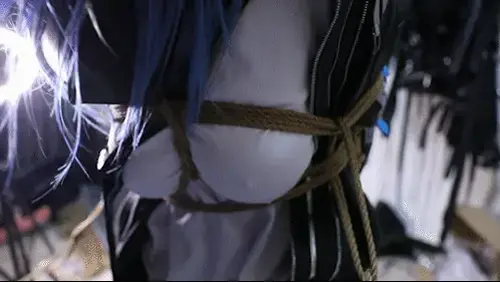 莫斯提马（初始皮肤）cos R&amp;P:叶公好龙 M:菅野百合子 场地提供：捌玖 脱去鞋子的莫斯提马被紧紧地捆住跪在地上，嘴被又宽又大的胶带封住了，四根结实的绳索将她的身体与地上的吸盘牢牢固定在一起，使她被禁锢在地板上逃脱不得。在被[不可描述]蹂躏以后，又被针刺轮折磨，之后又惨遭鞭打，最后好不容易挣脱了束缚却对限制在地面，被人发现后又戴上了口塞，蒙住了眼睛，驷马捆绑了起来，最后经过长时间的挣扎终于挣脱了束缚<span style='color:#b0b0b0;'>[隐藏文字，购买后可见]</span>