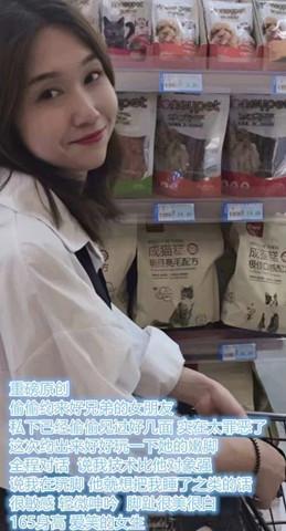 私下约来好兄弟的嫩脚女友，肆意闻舔美味大脚 原创者：AF工作室<br>购买地址<span style='color:#b0b0b0;'>[隐藏文字，购买后可见]</span><br>私下约来好兄弟的嫩脚女友，肆意闻舔美味大脚