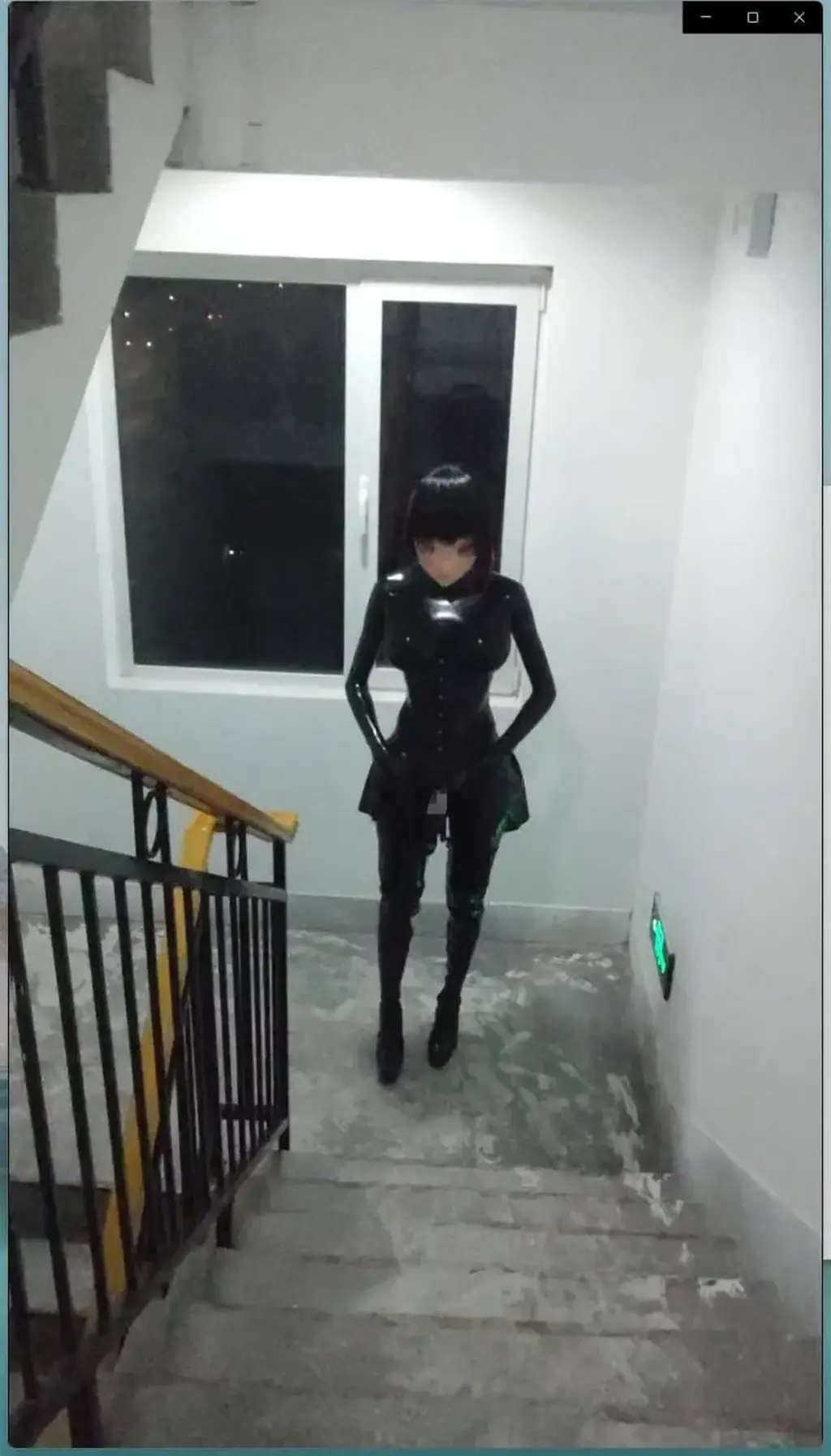 胶衣kigurumi前后夹击 外 今天比较特别，家里没有任何人可以随便玩，所以我就涩涩的走出了大门，而至于为何不是白天，这个嘛白天没那个欲望（当时还没睡）所以就晚上了咯。