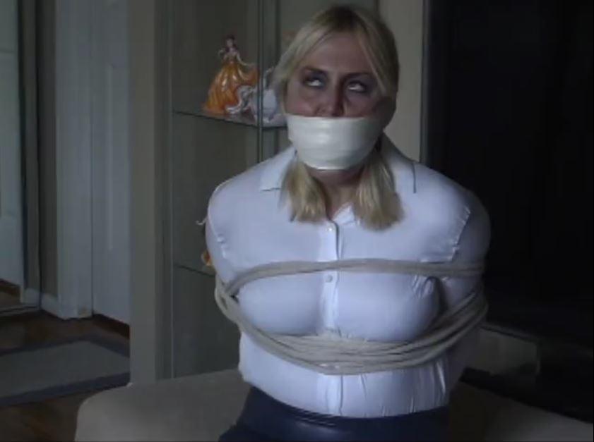 Over stuffed gag makes it hard to talk Over stuffed gag makes it hard to talk. Erica is surprised by a home invader who leads her into the living room with her hands up. She is tied up very tight with thin clothes line and her mouth is completely over stuffed with a whole pair of pantyhose. This gag truly pushes the safety limits for gag as can be seen when Erica actually starts gagging,but she holds on for a long time with this crazy gag. Ankles are cross tied and she is wearing a mini skirt, heels, pantyhose and blouse. <span style='color:#b0b0b0;'>[隐藏文字，购买后可见]</span>