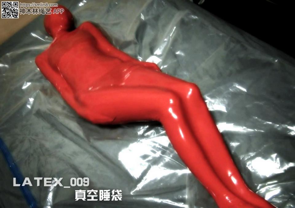 【旧作新发】闪闪工作室  真空睡袋初体验 【以前下架的视频陆续重新发，伴随年底促销优惠，近期陆续上架】<br><br>第一次体验真空睡袋，可以说真空睡袋比真空床好玩<br>不仅方便，没有地方的限制也是最大优势<br>真空的压缩一样紧致，还能看到喵的扭动挣扎<br>微孔头套很紧，甚至能看到嘴的嘴型，被呼吸带动，连牙齿的形状都看到了<br>在睡袋里的喵基本是被任意玩弄，震动和呼吸限制轮番替换<br><br>【29分钟完整版本请下载网盘】<br>【网盘文件先下载到电脑，解压得出的文件后续名html修改为zip，再解压一次】<br>解压密码：shanshan