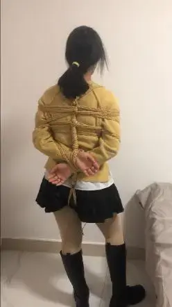  户外马路上的小妹束缚      【可乐inrey】  傍晚来次户外吧，找不到光线好的地方，来到家饭店门口，下车走走吧，突然把掩饰的外套脱掉，小妹顿时傻眼了<span style='color:#b0b0b0;'>[隐藏文字，购买后可见]</span>