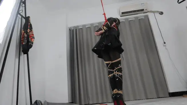 伪娘管少潜入面具男家中，没想到他居然在门后！然后把我劈晕了过去，接着用他那侦察兵的捆绑手法把我捆得几乎快呼吸不过来了，还要吊着叉开腿，最后他居然还拿出了榨汁的玩具，还说要是能忍住不喷，他就放过我，可是 1，去面具男家偷东西，被打晕醒来之后发现自己全身被拘束着，身上的绳子硬得跟石头一样，无助地被吊在房子的中间。<br>2然后他不过瘾，又让我走来走去让他欣赏，还把我膝盖绑起来，穿着14cm的高跟鞋更艰难地走路了。<br>3被叉开腿捆绑折磨着。<br>4惹他不开心，开始榨汁游戏了，呜呜，要被榨干了，不然他可不能放过我。<br><br>管少已经放假回广西了，，可以一起玩哟QQ2045271541 定拍约拍都可以 如果想体验当M的也可以找我的哟当然想玩管少也行<br>另外！管少只是一个人！不是工作室！在此祝大家新年快乐！