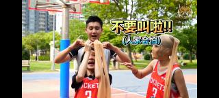 两美女输比赛游戏，被丝袜套头木乃伊惩罚 两美女在节目中输比赛游戏，被丝袜套头木乃伊惩罚。