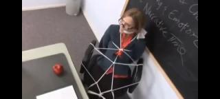 女教师被多重方式绑在教室里 一位美女教师被多重方式捆绑堵嘴在教室里