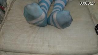 girl dirty striped socks trample and footrest on pillow 油管妹子展示脏蓝白条纹袜子