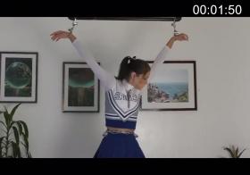 拉拉队女孩 拉拉队女孩被铁链锁住，身体呈大字，下身是肉色丝袜 白色运动袜