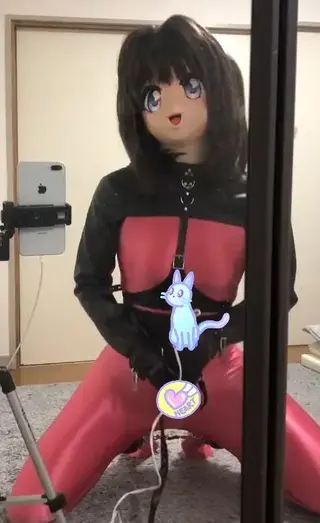 【金币福利】典中典之自缚的kigurumi笨蛋娃娃 笨蛋娃娃其实一点也不傻，所以这次主人为她提供了超滑的哑光紧身衣。<br>身着肉色全包紧身衣zentai的人偶，里面似乎还有rubberlatex乳胶头套，层层包裹的人形手握起魔法棒...