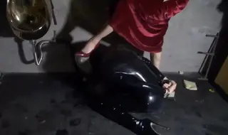 美女被女王囚禁在地下室调教 美女被女王囚禁在地下室调教，身穿胶衣无奈受辱但十分享受，高跟加脚镣让美女几乎无法行走，被女王踩在脚下，吊起来捆绑，调教羞辱完之后关进铁笼自我反省，价格实惠绝对不亏！