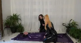 三位胶衣美女，一位被真空袋束缚进行挠痒 Autumn Pearl Leila Vac Bed 2