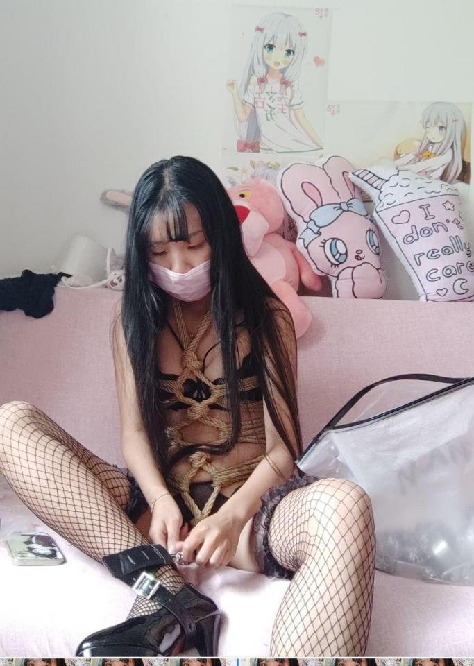 【冷酱自缚22】冷酱家中自缚龟甲自缚连体镣铐，单手套高跟鞋跑步机跑步，自缚m开腿跑步机电击器 旧作定拍视频 下载后再解压，解压密码leng，解压后改文件后缀为.mp4<br>今天趁家人睡着再家里偷偷自缚然后再跑步机小心翼翼的跑步……生怕家人听到镣铐的哗啦哗啦声…从卧室自缚后出发…<br>       第一部分：首先用铁链在跑步机两侧扶手自缚m开腿➕单手套，贴点击贴片打开电击器挣扎，高跟鞋固定带。带td然后开始电击挣扎。<br>      第二部分：保留龟甲，自缚单手套 ，td震动，在跑步机上慢慢尝试跑步。<br><br>最后回到房间解开绳子。<br>冷酱祝各位新年快乐，财源滚滚，资产过亿。过年不放假，接自缚定拍，有意向联系qq：379989669 过年比较忙，拍视频比较多，闲聊勿扰，谢谢配合。