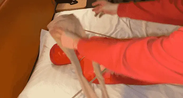 【黑魔法师】 超级榨汁体验 胶带木乃伊全包 麻绳成网固定在床上 AV棒+[不可描述]电击 丝袜堵嘴剥夺说话的权利    小m想要体验完全动不了 没办法求救的痛苦榨汁，<br>  保鲜膜全包打底 然后红色胶带把他全身包裹 最后麻绳束缚固定在床垫的四个角落 拘束完成后又塞了一双裤袜到他嘴里 <br>  RT上安装了电击夹子 丁丁被AV棒无缝贴住 地狱般榨汁体验。<br>  作者:天津黑魔法师<br>  QQ：2946045390<br>  接视频定拍；也可以线下现实体验<br>网盘视频是压缩文档类型 解压后吧TXT改成mp4 解压密码heimofashi123 请不要在线解压<br>  
