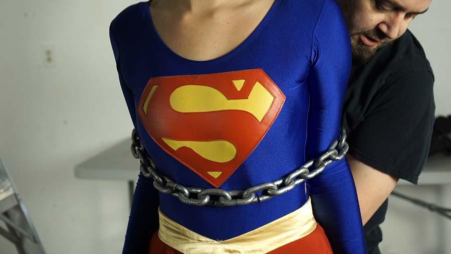 The Low Blow {欧美女超人supergirl卧底} The Low Blow <br><br>Superior Girl has been undercover as a parole officer for 2 criminals that are suspected of having ties to Dr. Skullion. She decides to rough them up as Superior Girl and tease them with her costume and tight body. <br><br>The duo doesn't leak any information and are gifted with power suits from Dr. Skullion! Superior Girl comes back to their hideout for a visit as their parole officer and finds herself in a hire situation. They attack<br><br>the gorgeous heroine who tries to hide her identity by not showing off her powers. This proves to be a huge mistake as her foes are able to overpower her even at full strength and discover who she really is.<br><br>Superior Girl is subjected to a barrage of belly and face attacks only to be knocked out and groped into several forced orgasms. The duo then decide to have some fun by using a sledge hammer on the helpless<br><br>girl of steel that previously had no effect. Superior Girl is shocked by the pain as the hammer slams into her unprotected crotch over and over and over. Dr Skullion thanks the men for a job well done and requests<br><br>that Superior Girl is brought to him at once....<br><br>This film includes belly and face punching, bearhug, KOs, forced orgasms, groping, Low blows with a sledge hammer, and more! <br><span style='color:#b0b0b0;'>[隐藏文字，购买后可见]</span>