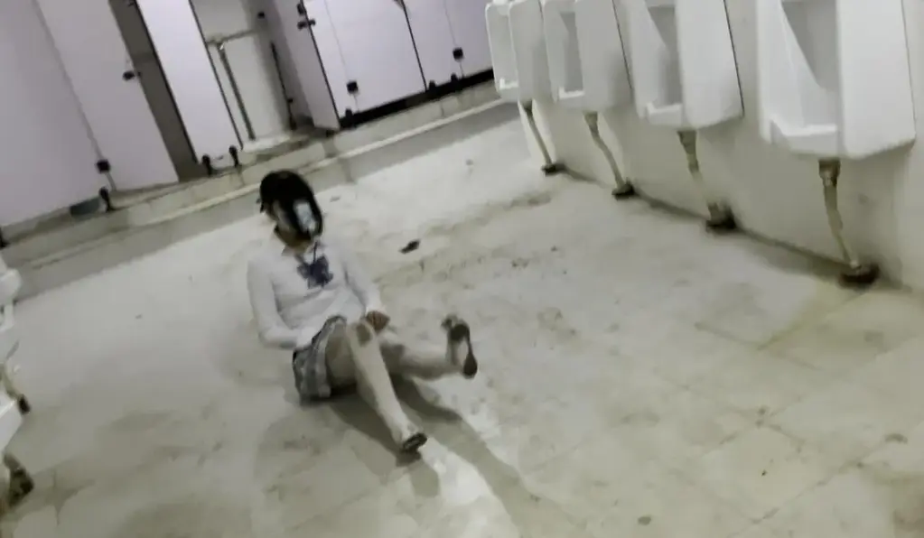 白丝jk妹子地库男厕所打滚浑身弄脏 视觉冲击 常规messy向 公厕选的非常刺激 还被别人发现了 在满是脏水的地面上穿着小裙子滚来滚去 视觉冲击非常强<br>最后在沾满灰尘的地面上 脱掉裙子 只穿着白丝 享受弄脏的[不可描述]