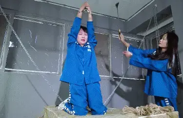 【樱束原创】《可怕的牢狱之灾》新关押的女犯人小彤被分到监狱里最变态的女犯人雪妮的那间牢房之中！女犯人雪妮背后有靠山可以在狱中称霸，小彤一进到牢房中就要受到她各种变态的折磨这让她监狱生活要怎么熬啊！ 樱束推出包月尊贵VIP，加入立即获得60部影片，并且每日新片同步更新免费看，感谢您的赞助，季度会员更有9折优惠，详情请咨询客服<br>剧情简介：新被关押的女犯人小彤被分到监狱里最变态的女犯人雪妮的那间牢房之中！女犯人雪妮背后有靠山可以在狱中称霸，小彤一进到牢房中就要受到她各种变态的折磨！让小彤的监狱生活要过啊！两个犯人带着手脚铐在牢房中，但是待遇确实天壤之别！小彤刚进去就被她用鞭子抽打！并且还被抢走了脚上穿的小白袜！被跪吊在床上铁链紧勒固定不能动弹！被各种工具TK脚心！电击抽打折磨她！更是可怕的是被戴上口枷塞进充气口塞猛的充气！被折磨的哭喊不断口水直流！这还不算，更变态的是在她被折磨到哭要崩溃的时候拿来了棒棒和假Y具固定同时震动！在痛苦的折磨中还被强行G潮了~<br><br>樱束服务内容：私人订制剧情 专属剧情订拍 现实约拍  全国飞业务  统一解压密码：ysyc6672或qq2156176672<br>樱束联系方式：QQ2156176672     VIP专属客服微信号：yingshu-you（VIP专属客服微信，终年无休）<br><br>视频格式：MP4<br>分辨率：1080P<br>时长：44分钟<br>大小：2.0G