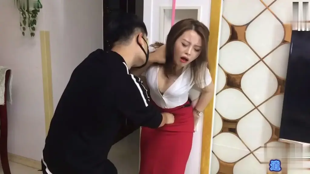 【惩罚制服女】制服女销售去年业绩没完成，新年伊始一顿铁拳虐肚，这才信心满满 【惩罚制服女】制服女销售去年业绩没完成，新年伊始一顿铁拳虐肚，这才信心满满<br>下载后选中一起解压 是分卷压缩 定拍约拍qq2102755396