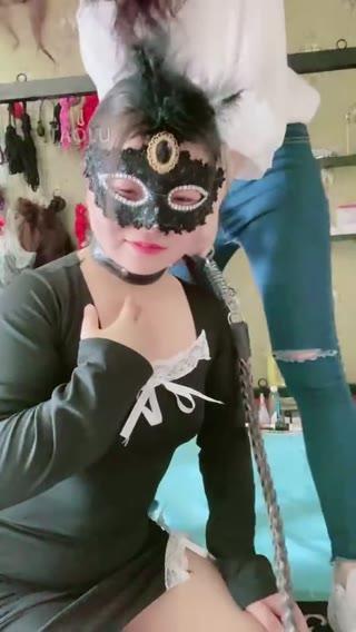 【薇薇S】钻胯场~女奴新年来我胯下过，牛仔裤白鞋，船袜闻脚 【薇薇S】钻胯场~女奴新年来我胯下过，牛仔裤白鞋，船袜闻脚<br>创作;【薇薇S】<br><span style='color:#b0b0b0;'>[隐藏文字，购买后可见]</span>