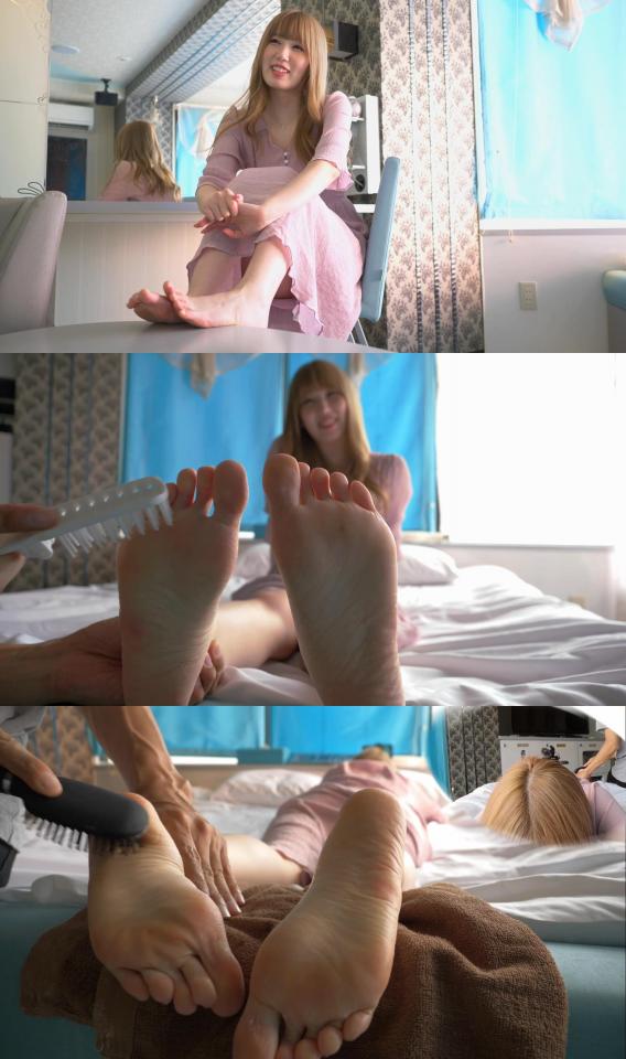 足の裏くすぐり　める 番号<span style='color:#b0b0b0;'>[隐藏文字，购买后可见]</span><br>购买地址<span style='color:#b0b0b0;'>[隐藏文字，购买后可见]</span><br>这个视频是从“脚底恋物馆参观2021”开始<br><br>脚掌&腋下、侧腹部发痒的部分。<br><br><br><br>开始，我们询问了关于发痒的反应。<br><br>橡树树树的反应自称是“强大、强势”<br><br>那么怎么样呢。。。<br><br><br><br>首先从正面开始赤脚发痒。<br><br>我用手和梳子等寻找了要点。<br><br>稍微有点痒痒的话就会笑嘻嘻的，很有效果<br><br>虽然有错觉，但实际上好像忍耐了。<br><br><br><br>接下来是趴着的状态，好好滑，脚底发痒。<br><br>从忍耐着发痒的样子中可以看到“啊哈哈”的笑声！！<br><br><br><br>接下来是腋下、侧腹部发痒。这个果然很有效啊<br><br>有时会从床上摔下来。<br><br><br><br>“无法忍受！”笑着逃走的样子<br><br>想一边换位置一边拍能让人发痒的画<br><br>请一定要看攻防战。<br><br><br><br>喜欢发痒的人一定要试试！