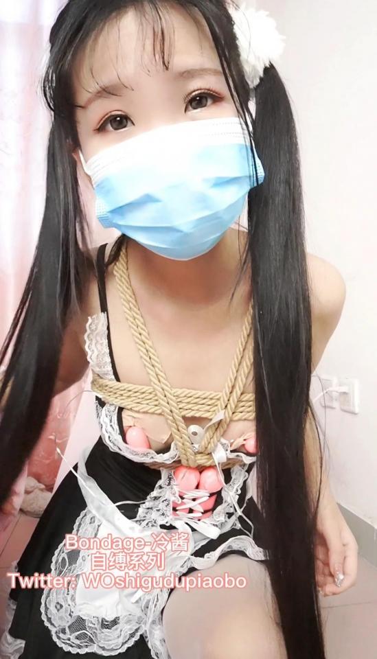 【冷酱自缚23】双马尾可爱女仆冷酱自制粉色木马自缚，td粘nai子zd放置，双腿自缚折腿不挨地，下ti紧贴木马震动gc 下载后再解压，解压密码leng，解压后改文件后缀为.mp4<br>冷酱穿内衣女仆装在木马上自缚，贴着td在胸部zd，自缚胸縛，自缚双腿折腿不挨地，下ti紧铁木马震动gc，挣扎表演放置。最后gc。<br>接自缚定拍过年不放假，定拍联系q379989669,其他事勿扰，过年比较忙不闲聊