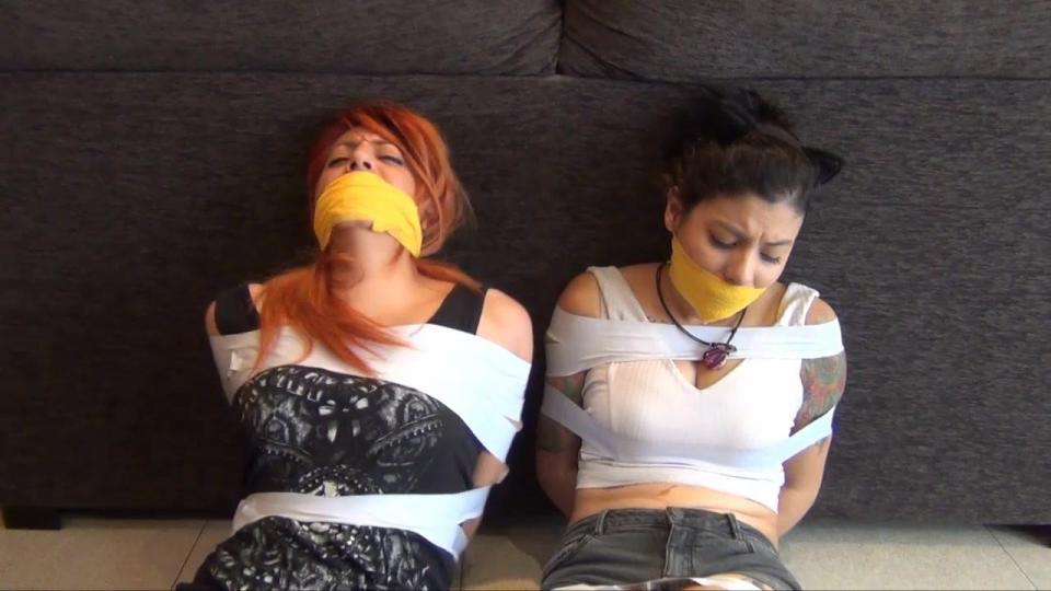Girls and tape <span style='color:#b0b0b0;'>[隐藏文字，购买后可见]</span><br><br>Malas noticias para Liricaa. Las chicas han conseguido escapar, ys e han escondido para esperarla que llegue. Cuando la ven, la asaltan por sorpresa por detras y la atan y la amordazan. Para Gat aun no es suficiente, recuerda perfectamente como Ana tambien la ato a ella antes, asi que decide tomarse su venganza y darle una leccion a ella tambien. "Ahora soy yo la que se va de fiesta y vosotras os quedais aqui". Gat se va y deja a las dos chicas atadas y amordazadas en el suelo, intentando librearse pero sin poder lograrlo.