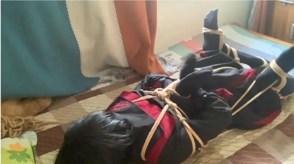 阿三酱日记之自缚首试 嗨咯 这次是本酱首次尝试录制自缚经历 请多多包涵 呜 由于因为开了郊狼所以绳节并没绑太死<br>绑法过于业余 非常抱歉啦（小伙伴自己玩的时候不要袜子套手 太痛苦了）<br>欢迎扩列q1489755169 群864484952<br><span style='color:#b0b0b0;'>[隐藏文字，购买后可见]</span>