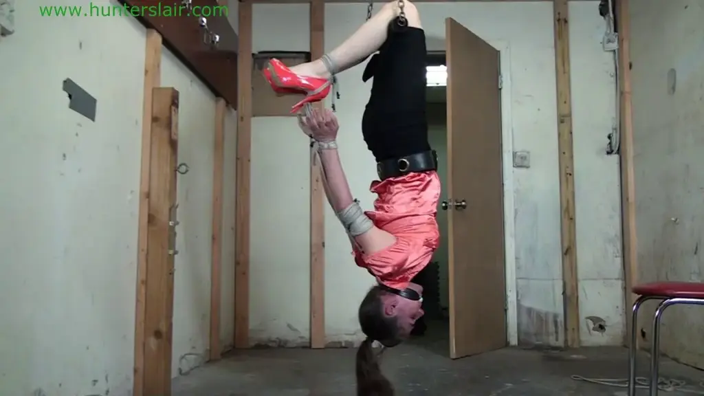 Goat roped suspended hogtie MP4 640x480 version<br>staring Nicole Peters<br><br><span style='color:#b0b0b0;'>[隐藏文字，购买后可见]</span>