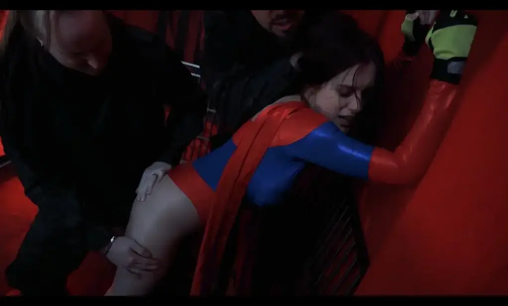 Endurance When Starwave finally incites the powerful cocaine baroness to action by foiling her operations time and time again, La Madrina pulls no punches with her methodical revenge. <br>关键词：欧美女超人 superheroine supergirl<br>购买地址：<span style='color:#b0b0b0;'>[隐藏文字，购买后可见]</span>