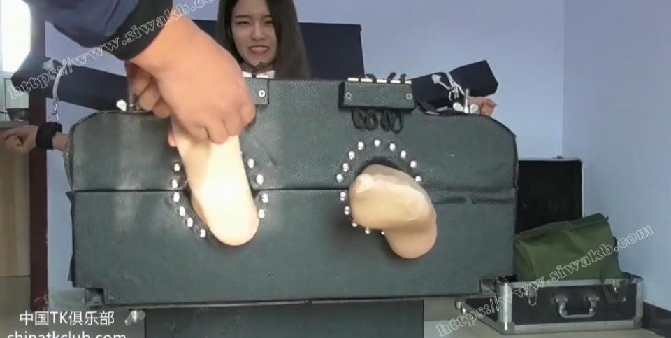 TK-1087 中国Tk俱乐部网站作品，可爱的小空姐回家，被人锁在了刑架（类似于老虎凳儿的那种新家）上强行扒下鞋子来挠脚心，然后挠着挠着又脱掉了妹子的袜子，各种装备一起上。<span style='color:#b0b0b0;'>[隐藏文字，购买后可见]</span>。